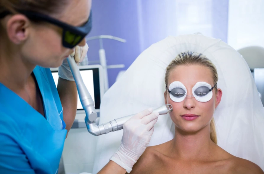 部分CO2激光治疗顶级皮肤问题:为什么诊所选择这项技术